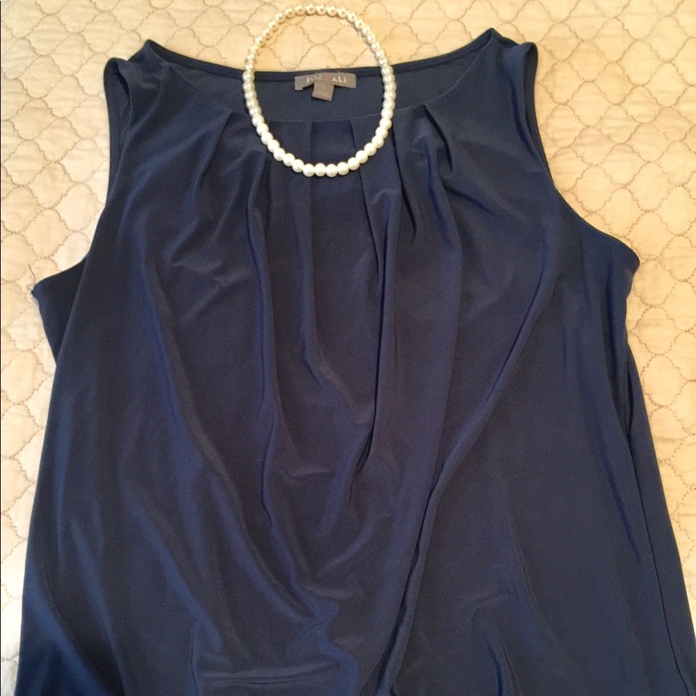 Roz&Ali navy blue sleeveless top size L.